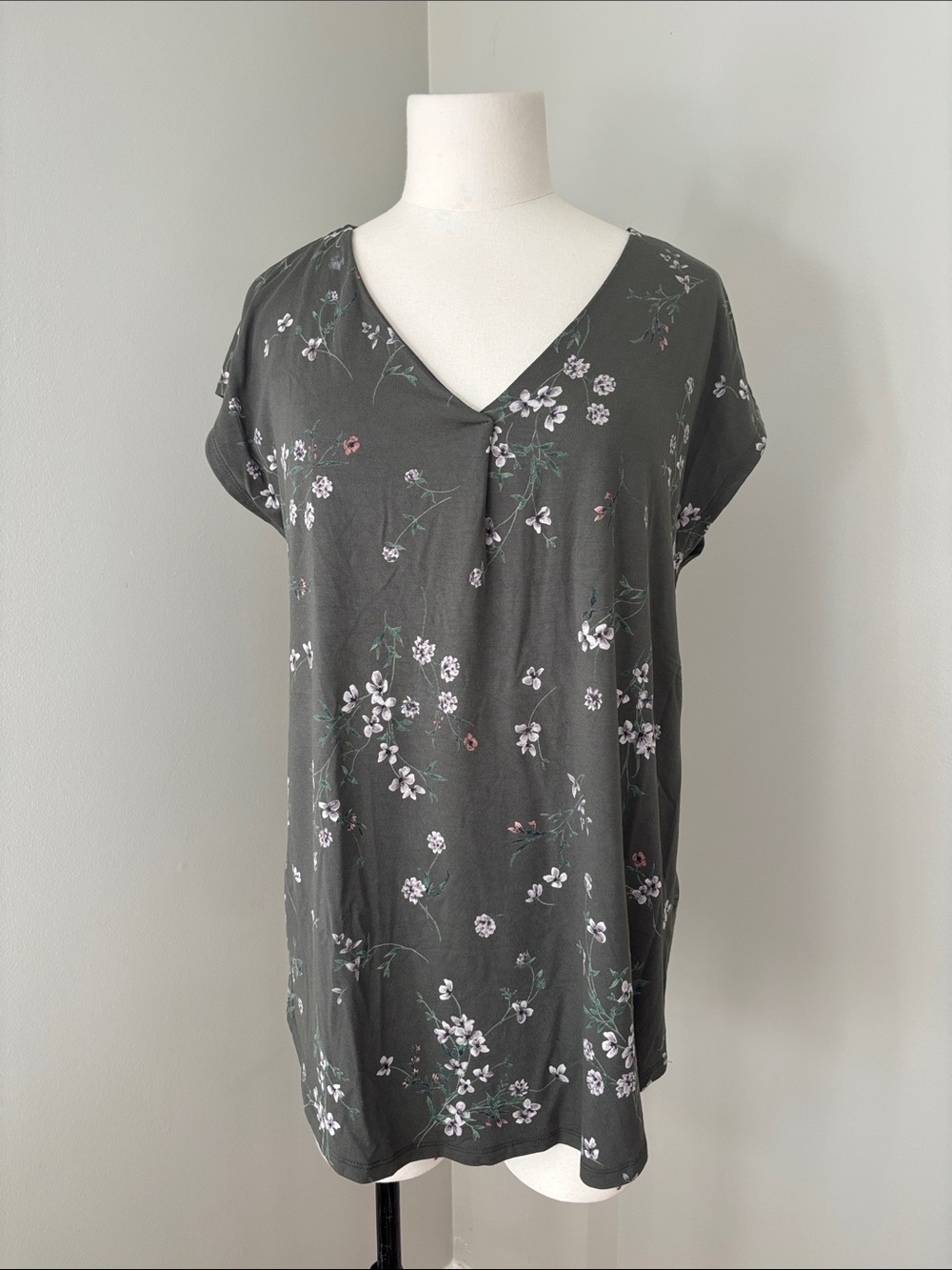 Reitmans Green Floral V-Neck Capped Sleeve Tee Size M